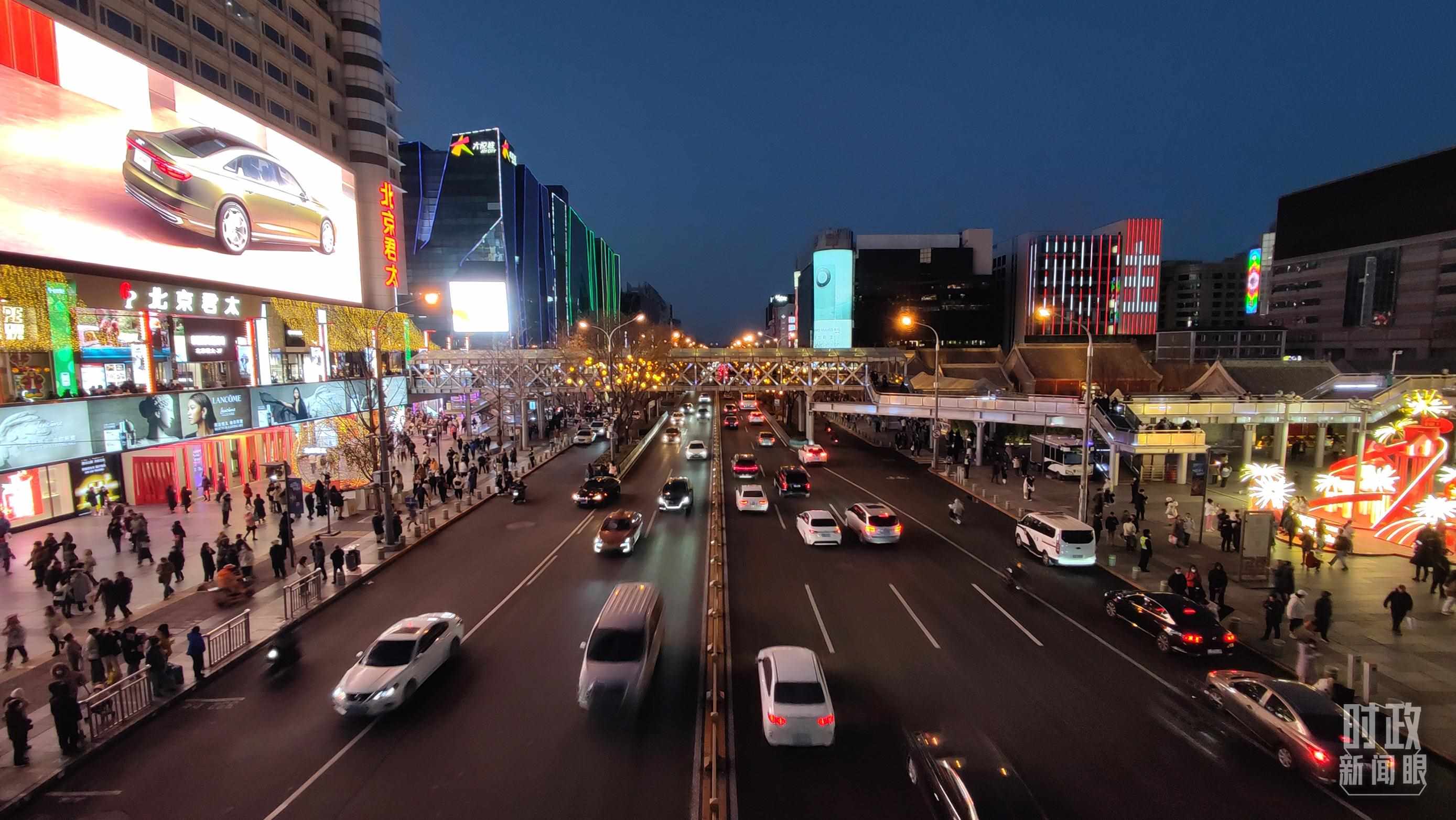 △2023年12月31日，北京西單商業(yè)街區(qū)。（總臺央視記者薛冠南拍攝）