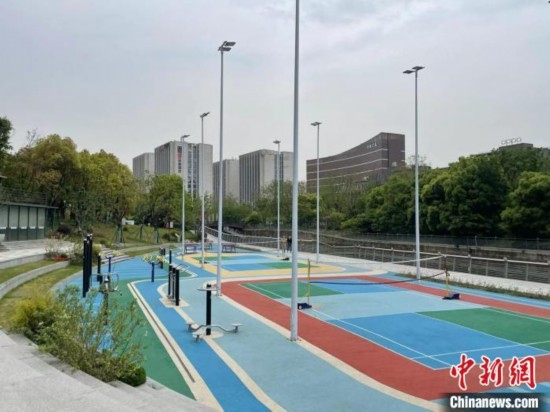 杭州余杭區(qū)一嵌入式體育場(chǎng)地。張煜歡 攝