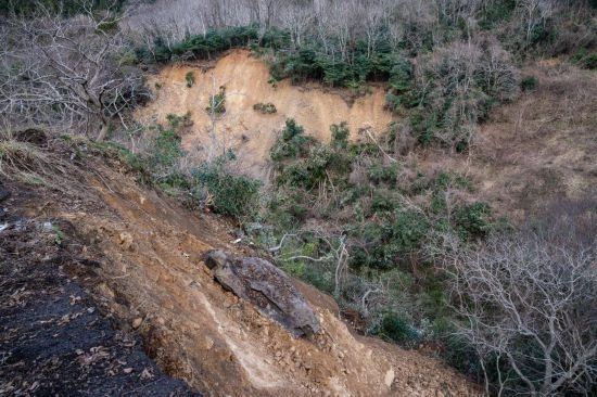  1月2日，在日本石川縣羽咋郡，地震引起山體滑坡。新華社記者張笑宇攝