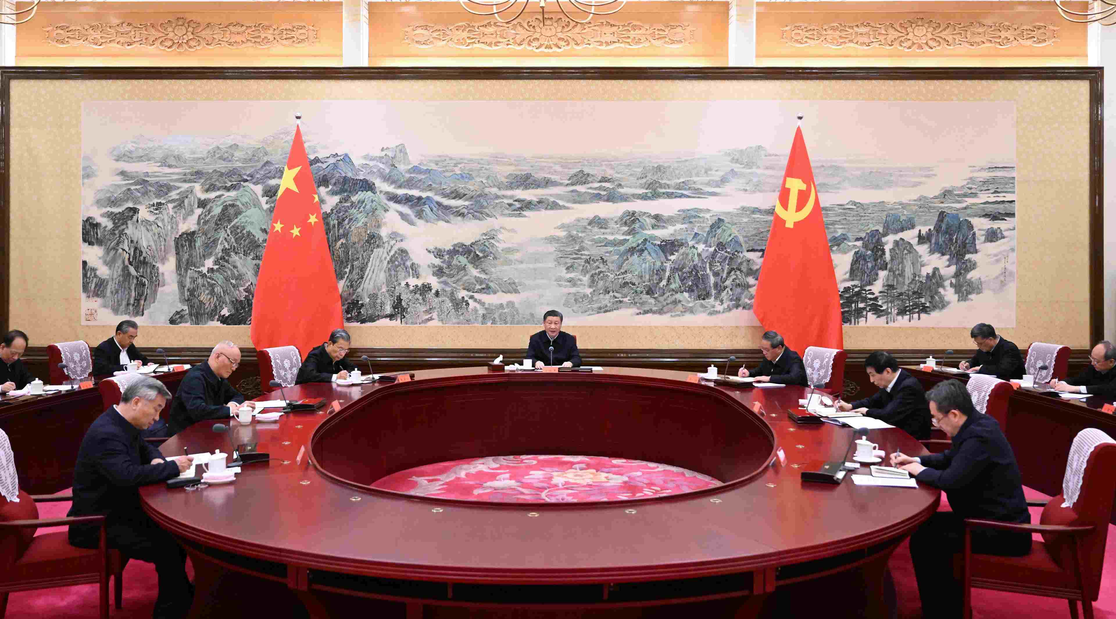 2023年12月21日至22日，中共中央政治局召開學(xué)習(xí)貫徹習(xí)近平新時代中國特色社會主義思想主題教育專題民主生活會，中共中央總書記習(xí)近平主持會議并發(fā)表重要講話。