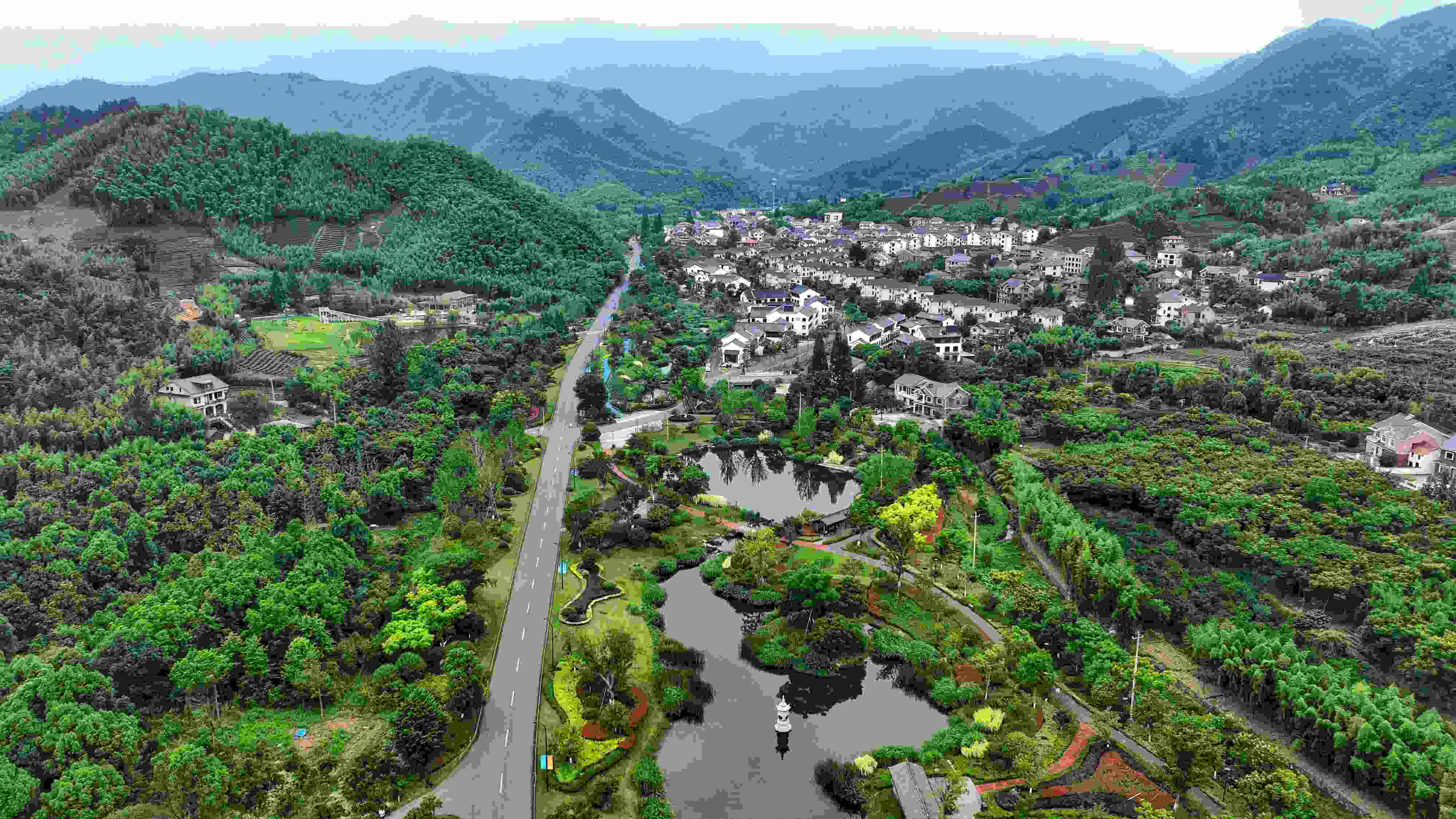 2023年6月6日，杭州余杭區(qū)徑山鎮(zhèn)鄉(xiāng)村，生態(tài)碧水、沿路花海與村莊農(nóng)房相映成趣，構(gòu)成一幅美麗的山水田園畫。