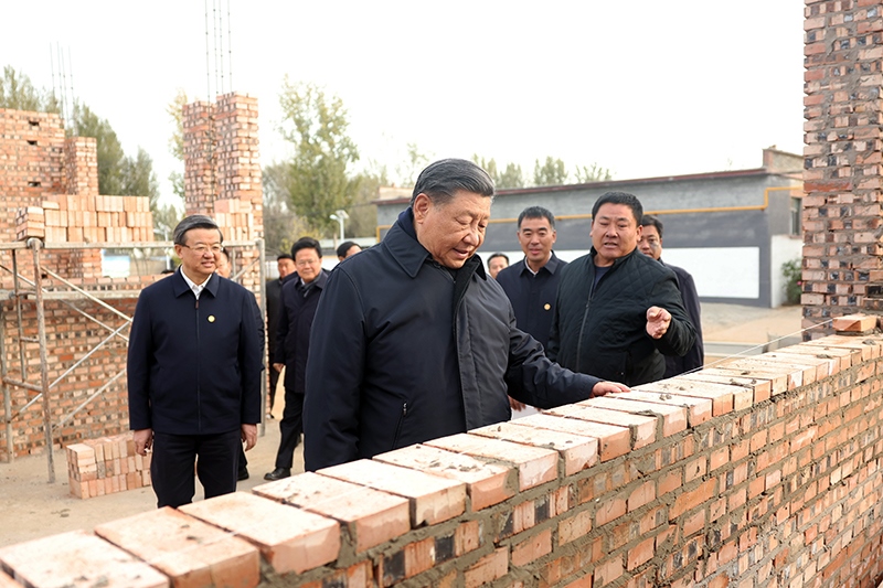 2023年11月10日，習(xí)近平總書記在河北保定涿州市刁窩鎮(zhèn)萬全莊村房屋重建施工現(xiàn)場(chǎng)考察。