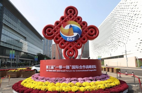 這是2023年10月17日在北京國家會議中心附近拍攝的“一帶一路”國際合作高峰論壇景觀布置。新華社記者 陳斌 攝