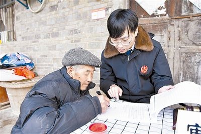  圖③：當事人簽署調(diào)解協(xié)議。