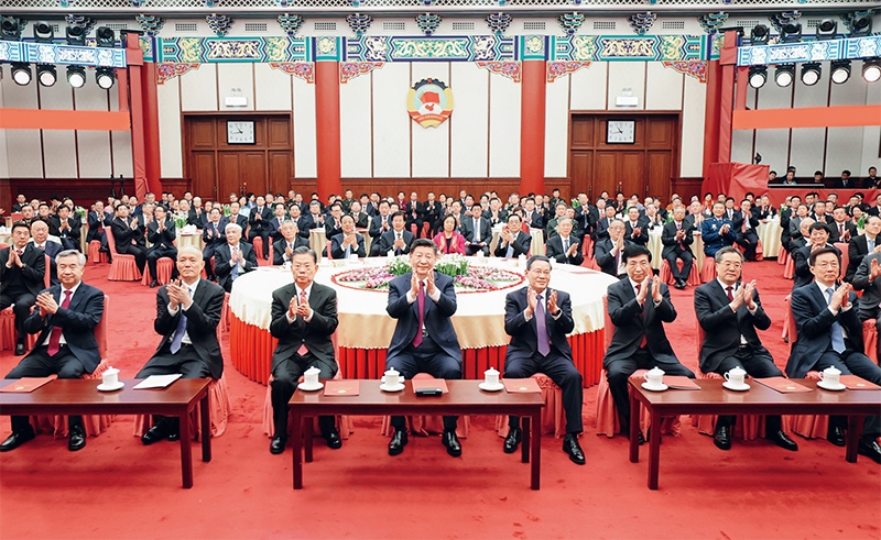 2023年12月29日，全國(guó)政協(xié)在北京舉行新年茶話會(huì)。黨和國(guó)家領(lǐng)導(dǎo)人習(xí)近平、李強(qiáng)、趙樂(lè)際、王滬寧、蔡奇、丁薛祥、李希、韓正出席茶話會(huì)并觀看演出。 新華社記者 鞠鵬/攝