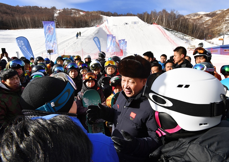 2017年1月23日，習(xí)近平總書記在云頂滑雪場(chǎng)同正在集訓(xùn)的國(guó)家滑雪隊(duì)運(yùn)動(dòng)員及滑雪愛好者親切交談。
