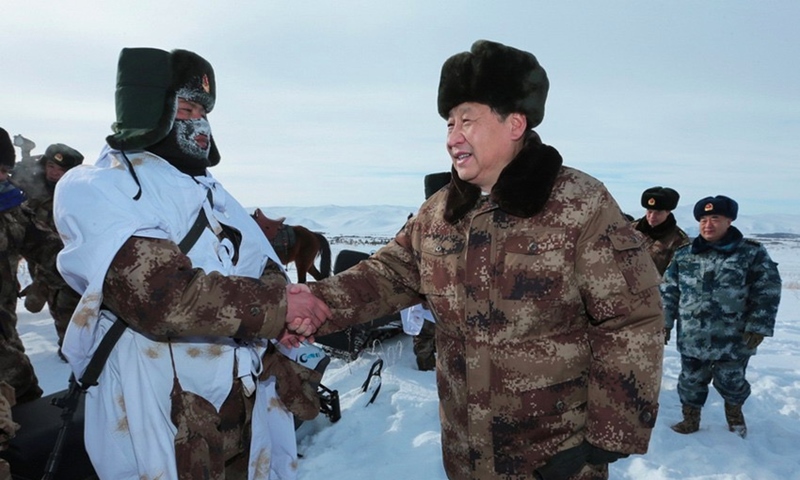 2014年1月26日，習(xí)近平總書記春節(jié)前夕冒嚴(yán)寒踏冰雪慰問邊防官兵。