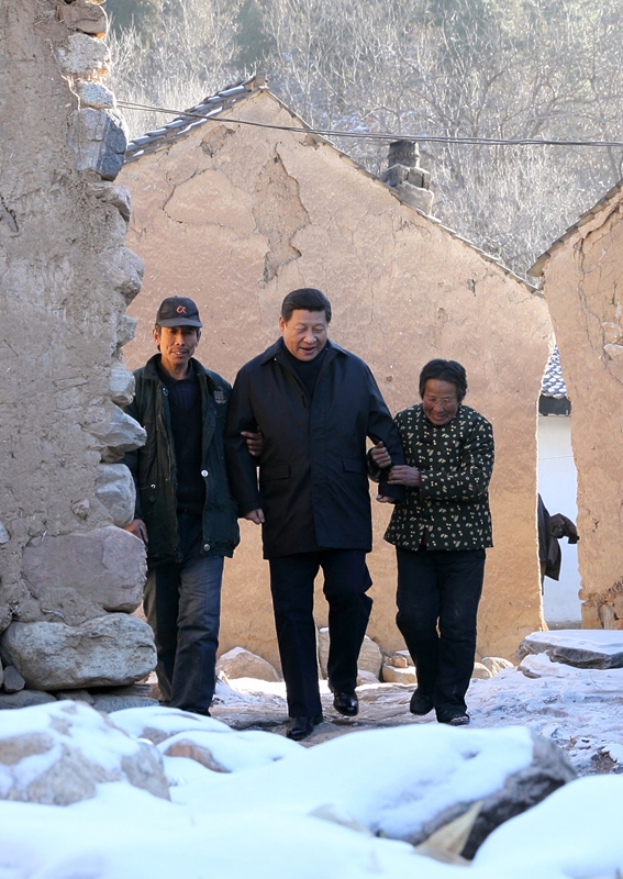 2012年12月30日，習(xí)近平總書記來到地處深山的河北阜平駱駝灣村，走進(jìn)困難群眾唐宗秀家慰問看望。