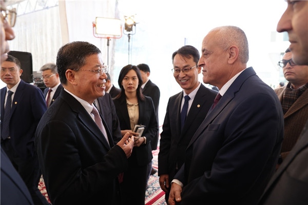 李永明同埃及住房部副部長會(huì)談交流。主辦方供圖
