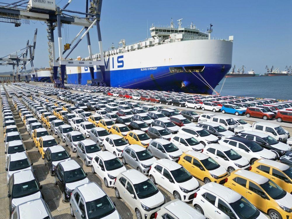 △2023年7月5日，大批出口商品車集結(jié)山東煙臺(tái)港準(zhǔn)備通過汽車滾裝船發(fā)運(yùn)。