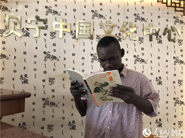 貝寧人在文化中心閱讀中國圖書。人民網(wǎng)記者 黃培昭攝