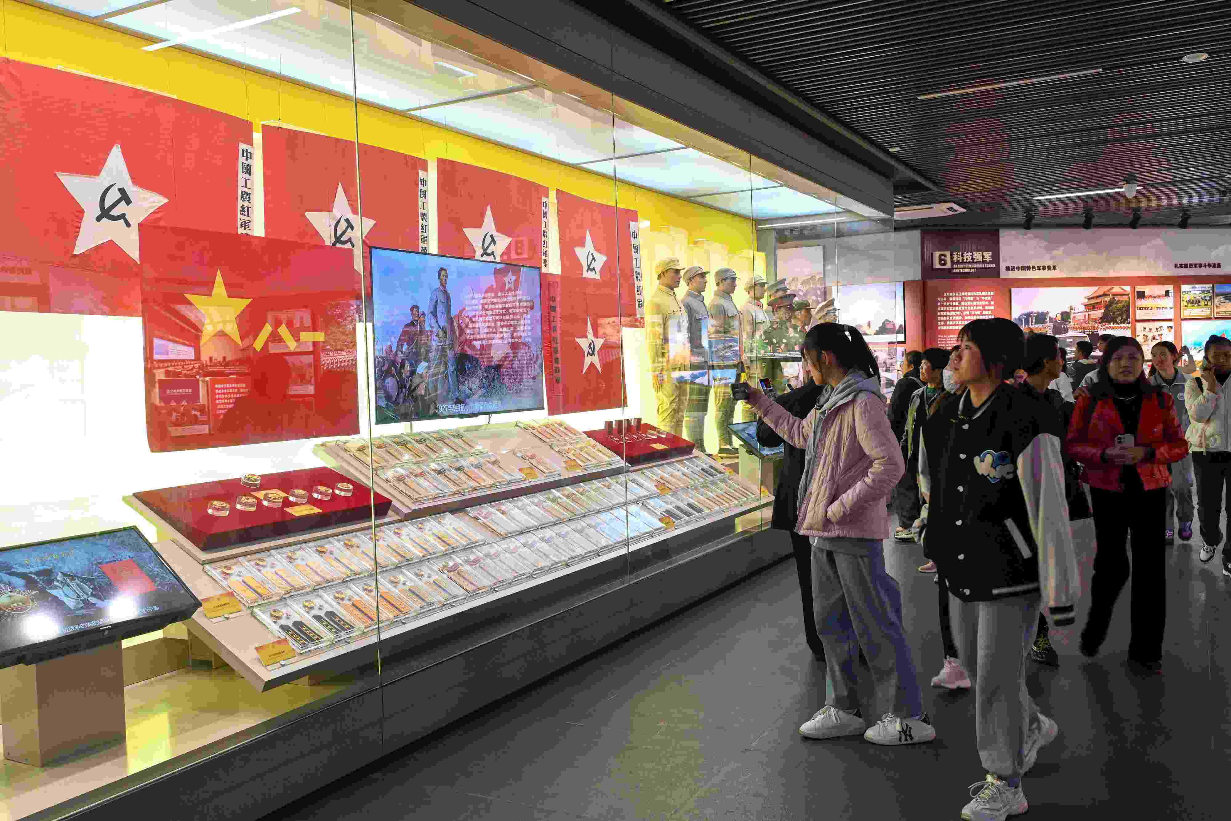 2023年11月15日，游客游覽參觀南昌八一起義紀念館，感受體驗紅色文化的教育。