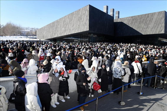 2024年1月15日，哈爾濱，侵華日軍第七三一部隊罪證陳列館門口排隊的游客整齊有序。