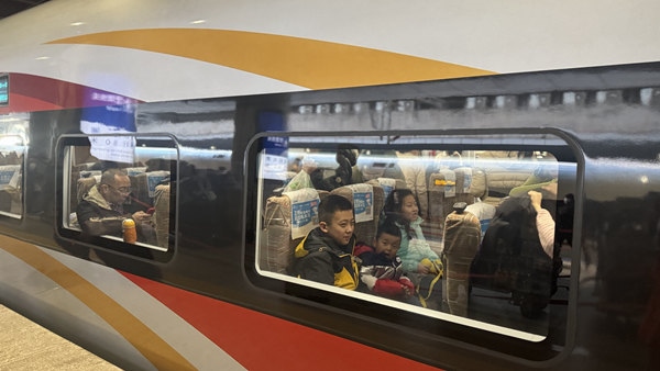 旅客乘坐高鐵列車。中國(guó)鐵路北京局供圖