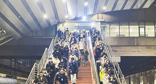 2024年鐵路春運今日啟動，旅客進入站臺準備乘車。人民網(wǎng)記者 喬雪峰攝