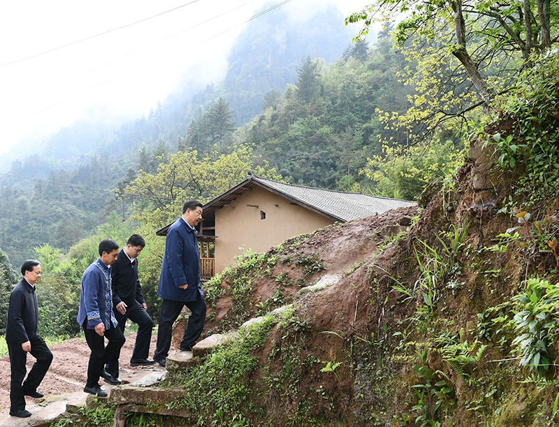2019年4月15日，在重慶石柱土家族自治縣中益鄉(xiāng)華溪村，習(xí)近平總書(shū)記踏著濕滑的石階登上陡坡，前往貧困戶譚登周家看望。