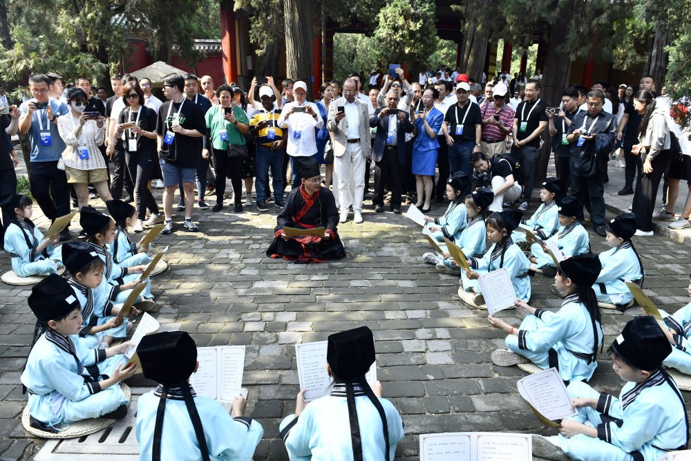 2023年6月27日，在曲阜孔廟，嘉賓和游客在聆聽孩子們誦讀《論語》。