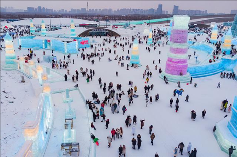 游客在哈爾濱冰雪大世界園區(qū)內(nèi)游玩（無(wú)人機(jī)照片，2024年1月4日攝）。新華社記者 謝劍飛 攝