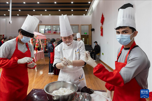 1月28日，在復(fù)旦大學(xué)第二附屬學(xué)校，美國(guó)馬斯卡廷中學(xué)學(xué)生展示自己制作的湯圓。 新華社記者 王翔 攝