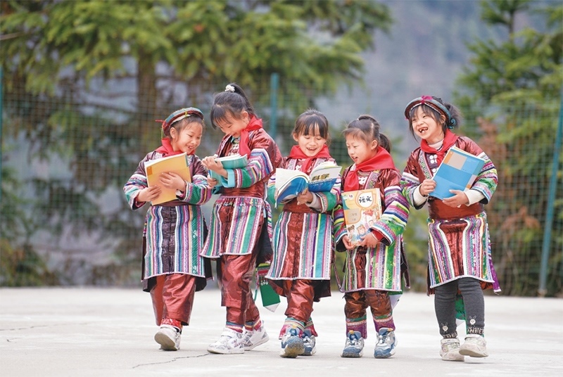 位于貴州省黔東南苗族侗族自治州從江縣大山深處的西山鎮(zhèn)中寨教學(xué)點(diǎn)，是一所全校均為瑤族學(xué)生的“微小學(xué)”。近年來，隨著教學(xué)條件逐漸改善，學(xué)校發(fā)生了翻天覆地的變化。圖為2023年2月16日，領(lǐng)到新書的瑤族學(xué)生在一起交流。 新華社記者 楊文斌/攝