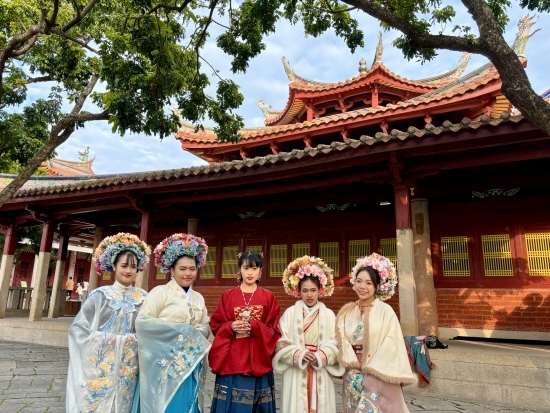 泰國(guó)留學(xué)生頭戴蟳埔簪花圍在開(kāi)元寺留影。人民網(wǎng)記者 金慧慧攝