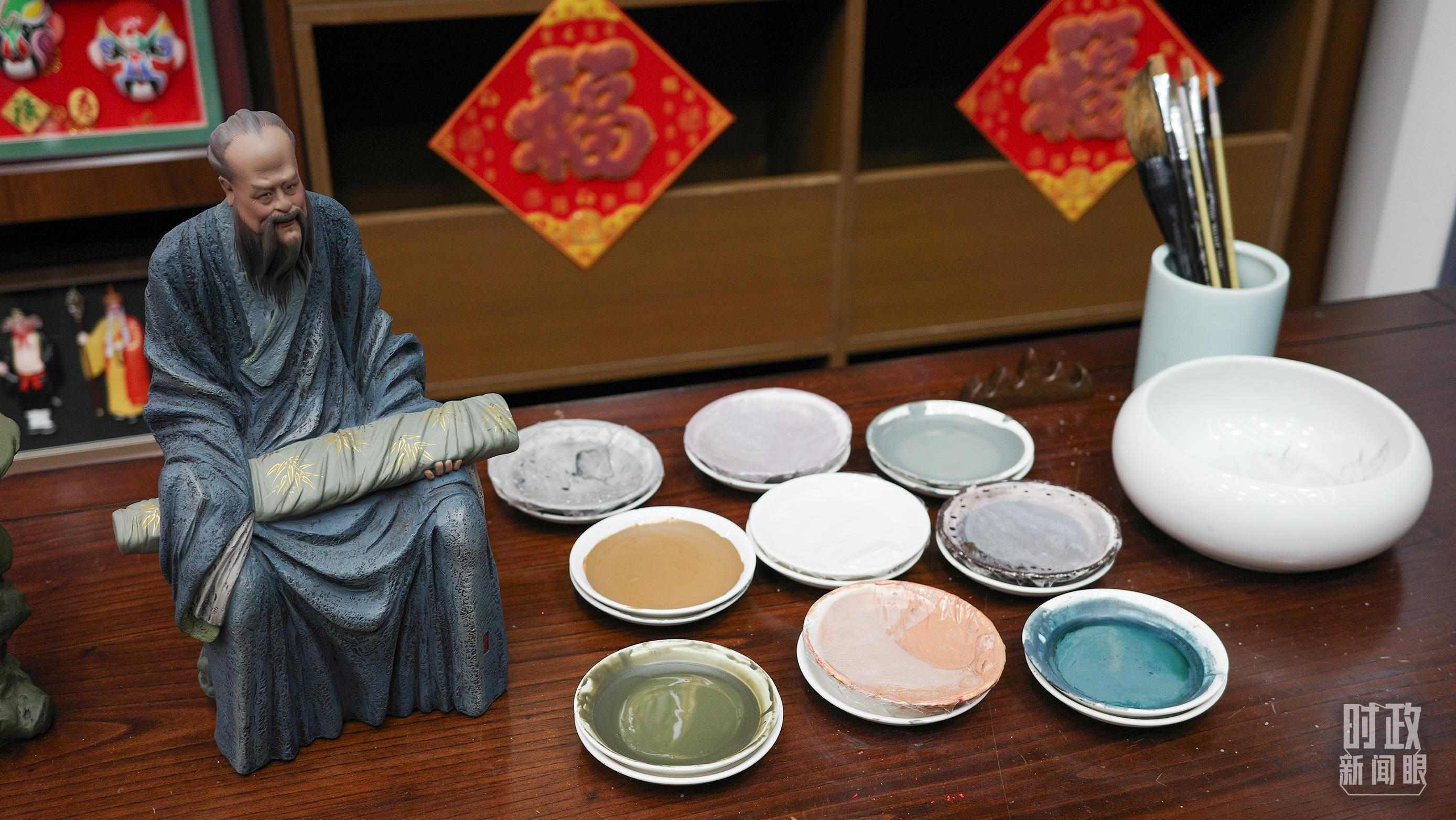 △天津古文化街，泥人張店鋪的上色顏料展示。（總臺央視記者覃思拍攝）