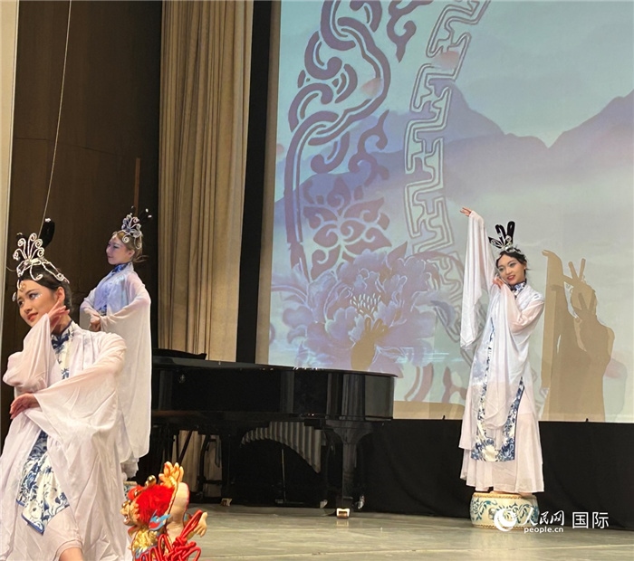 舞蹈《青花瓷》，表演者：德國中歐文化藝術(shù)交流協(xié)會(huì)