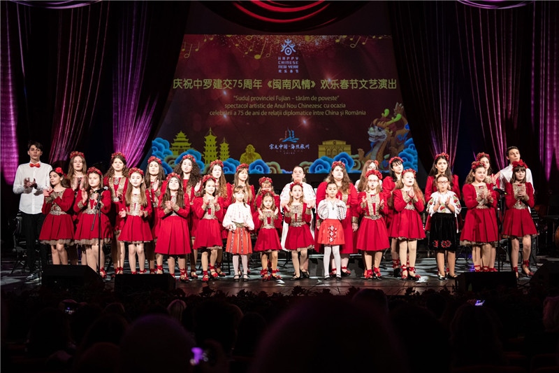 圖為羅小快板兒童合唱團(tuán)在演唱中文歌曲。 中國駐羅大使館文化處供圖。