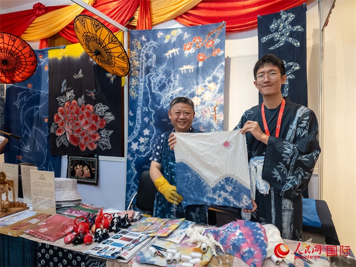活動(dòng)現(xiàn)場(chǎng)的扎染展示。人民網(wǎng)記者 謝佳君攝