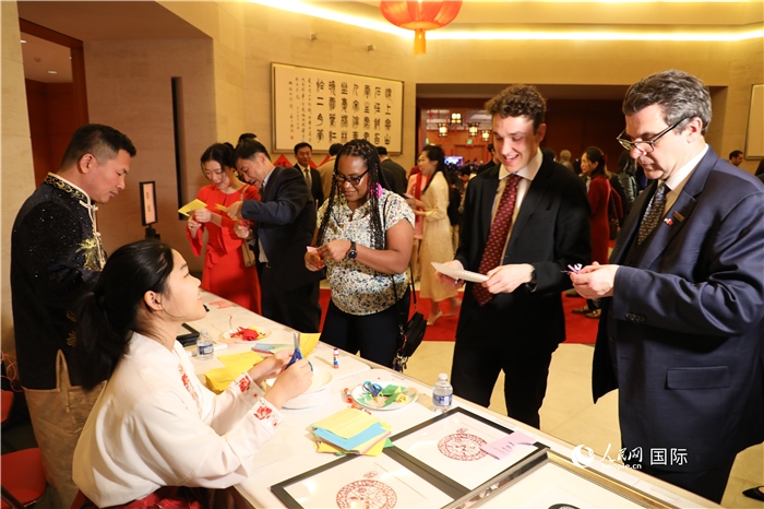 圖為美國民眾體驗中國春節(jié)民俗。人民網(wǎng)記者 李志偉攝