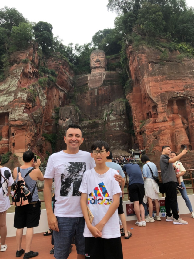 埃爾南多與兒子在廣東佛山。圖片由受訪(fǎng)者提供