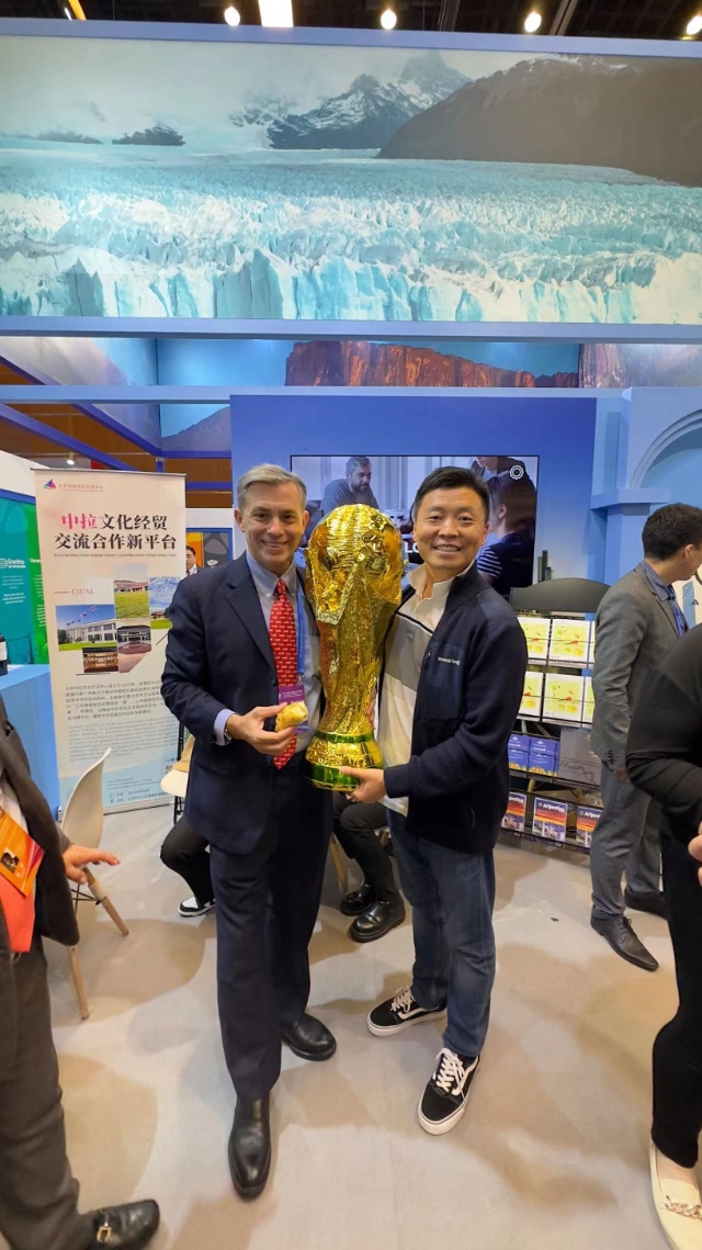 2022年，馬克西米與同事在上海。圖片由受訪者提供