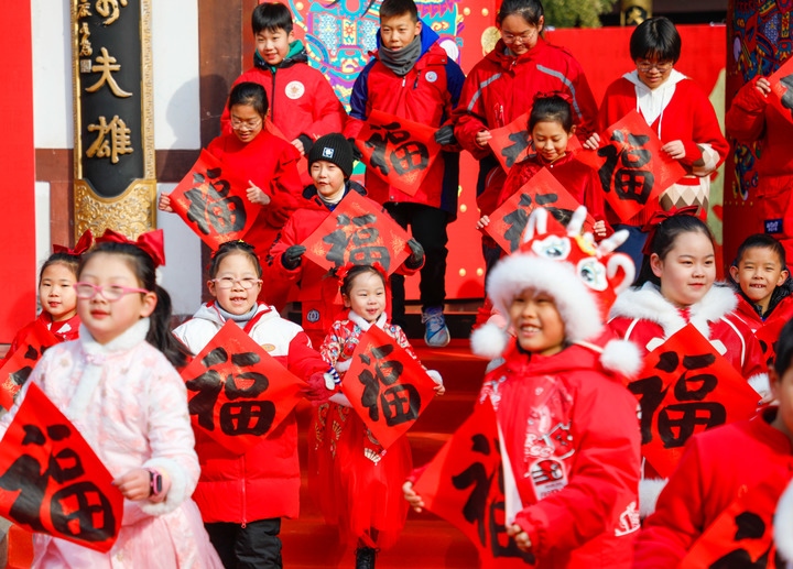 2月2日，小朋友在濟(jì)南五龍?zhí)毒皡^(qū)參加送福字活動(dòng)。新華社發(fā)（徐舟攝）