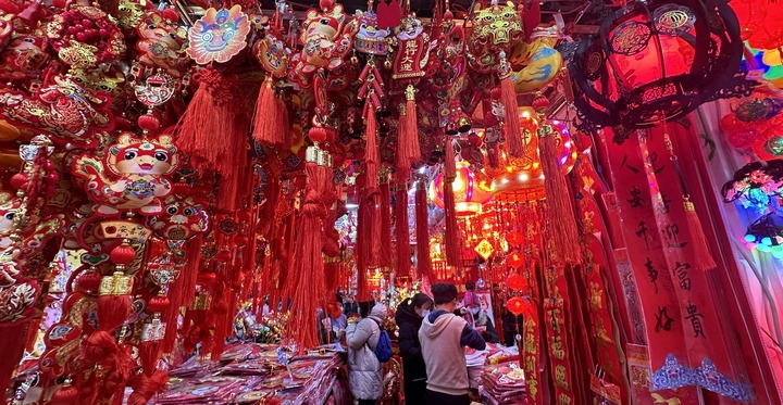 1月19日，市民在北京一商場(chǎng)內(nèi)選購(gòu)春節(jié)裝飾品。新華社記者李欣攝