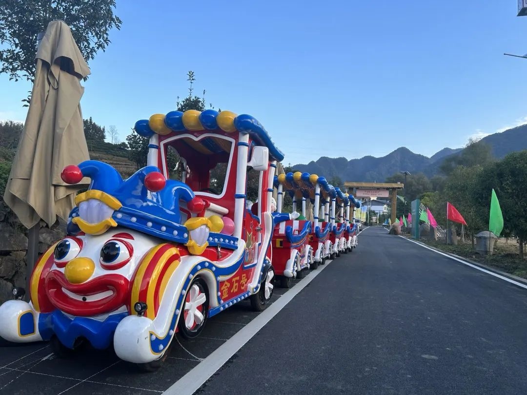 2023年10月，金石村集體出資購(gòu)買了兩輛無(wú)軌觀光小火車。紫陽(yáng)縣融媒體中心供圖