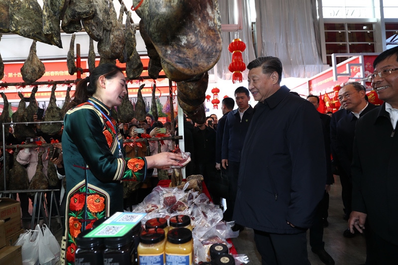 2020年1月19日至21日，中共中央總書(shū)記、國(guó)家主席、中央軍委主席習(xí)近平來(lái)到云南，看望慰問(wèn)各族干部群眾，向全國(guó)人民致以新春祝福。這是20日下午，習(xí)近平在昆明新春購(gòu)物博覽會(huì)年貨街，了解春節(jié)前市場(chǎng)供應(yīng)情況。新華社記者 鞠鵬 攝