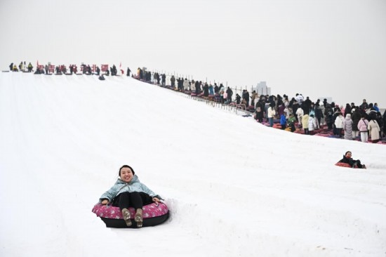 圖為1月18日，市民在內(nèi)蒙古賽馬場滑雪圈。新華社記者 貝赫 攝