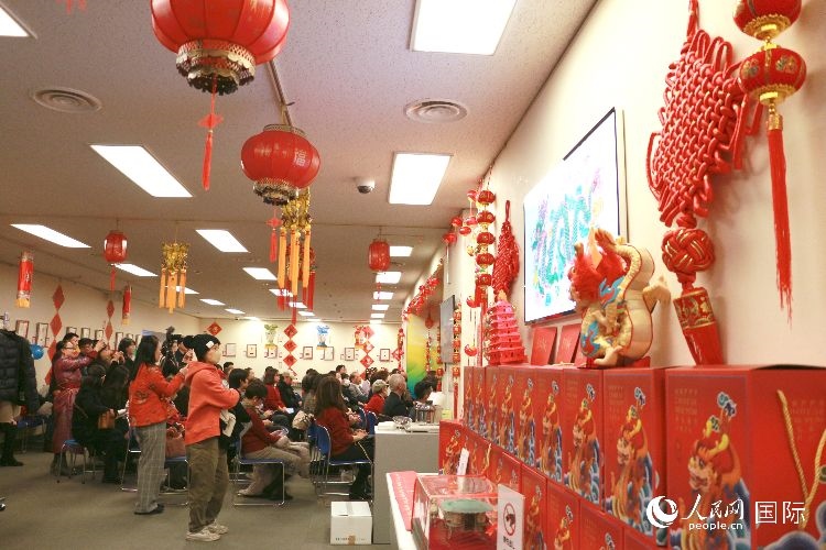 現(xiàn)場洋溢著濃郁的新春氛圍。人民網(wǎng) 許可攝