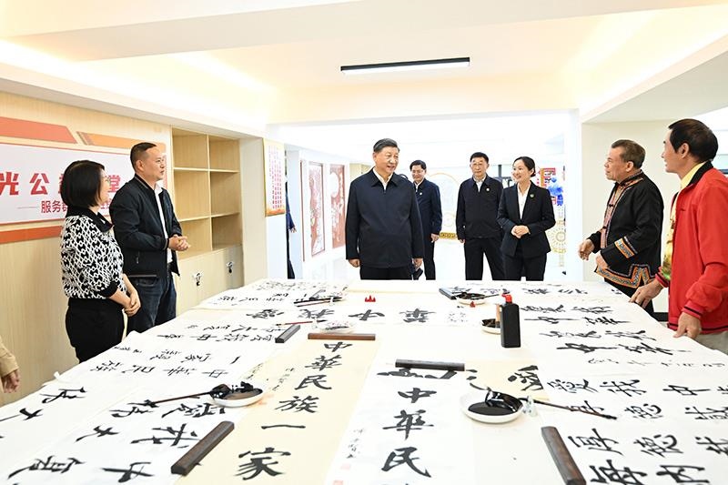 △2023年12月14日，習(xí)近平總書記在廣西南寧市良慶區(qū)蟠龍社區(qū)黨群服務(wù)中心文體活動室同社區(qū)居民親切交流。