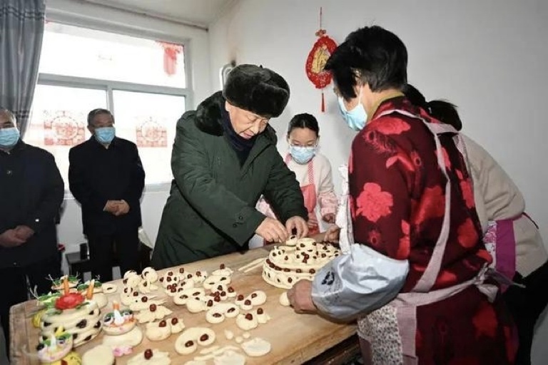 2022年1月26日，習(xí)近平總書記在山西省臨汾市霍州市師莊鄉(xiāng)馮南垣村，同師紅兵一家做年饃。新華社記者 李學(xué)仁 攝
