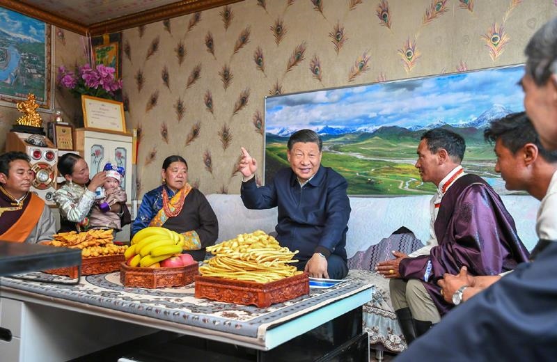 △2021年6月8日，習(xí)近平總書記在青海海北藏族自治州剛察縣果洛藏貢麻村，同藏族牧民索南才讓一家人圍坐在客廳聊家常。