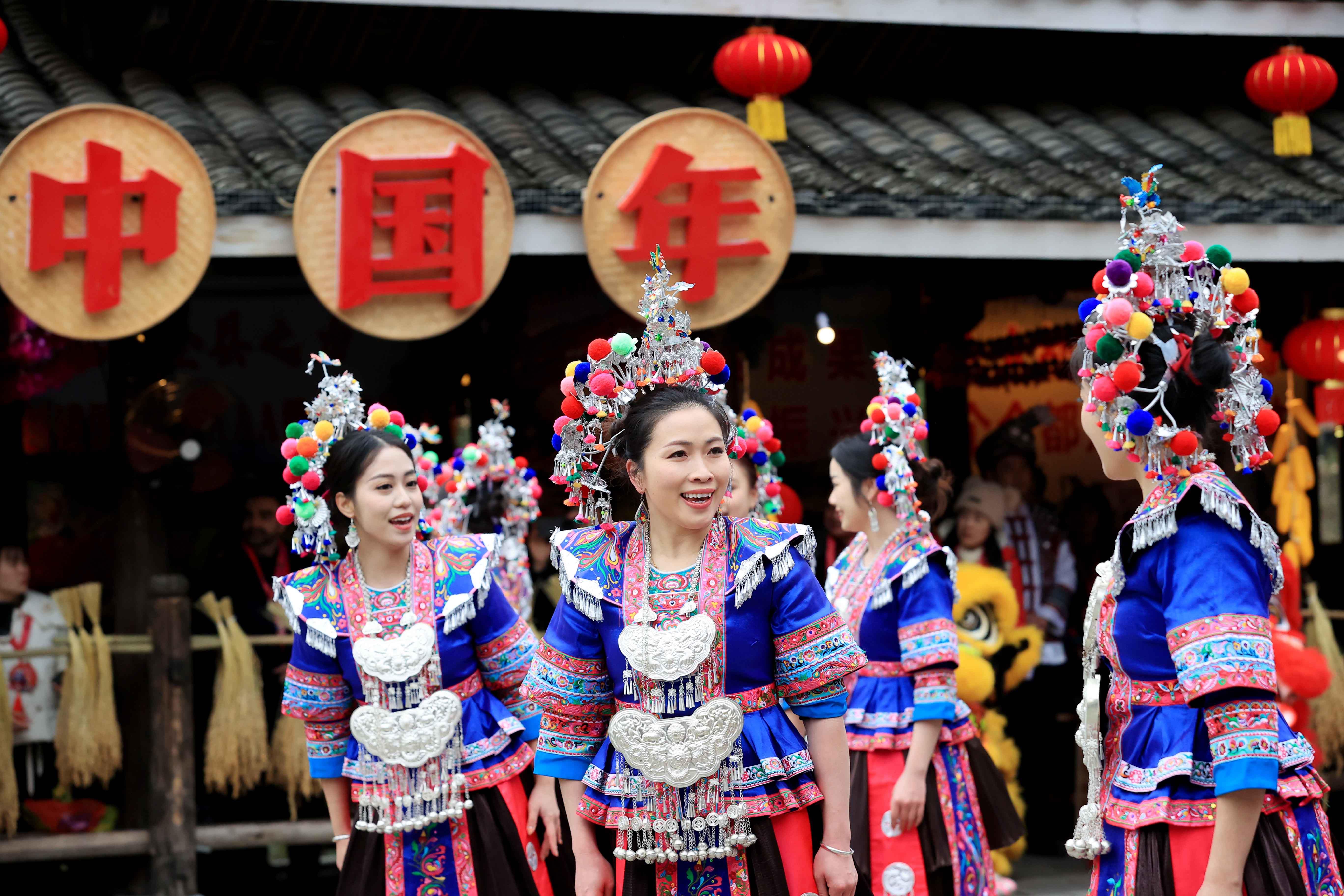 △2024年2月3日，在廣西柳州三江侗族自治縣林溪鎮(zhèn)程陽八寨景區(qū)，“村晚”紅紅火火進行。