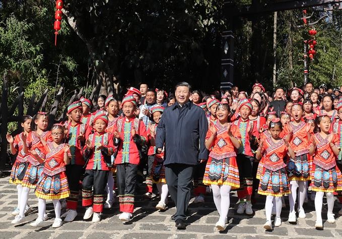 △2020年1月19日，習(xí)近平總書記來到云南騰沖市清水鄉(xiāng)三家村中寨司莫拉佤族村看望鄉(xiāng)親們。告別時，鄉(xiāng)親們唱著《阿佤人民唱新歌》，簇?fù)碇倳涀叱龃蹇?，歌聲笑聲在村寨久久回蕩? width=