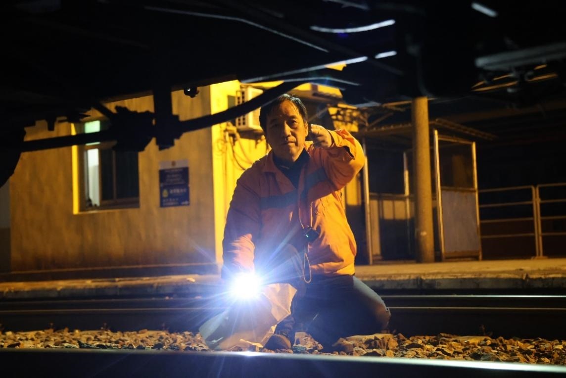 凌晨2點(diǎn)，李金饒正在檢查關(guān)門車。陸佳駿攝