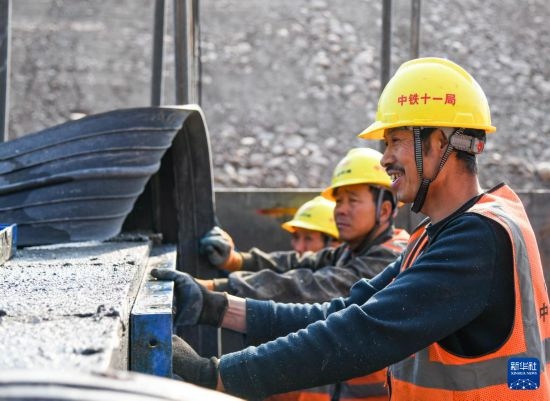 2月13日，在四川省通江縣青峪口水庫建設(shè)現(xiàn)場，中鐵十一局的工人正在進(jìn)行混凝土縱向圍堰施工。