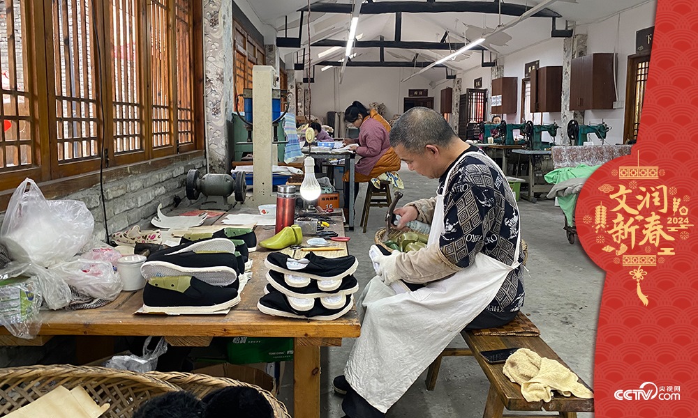 唐昌布鞋坊內的工人正在趕制布鞋。王凡攝
