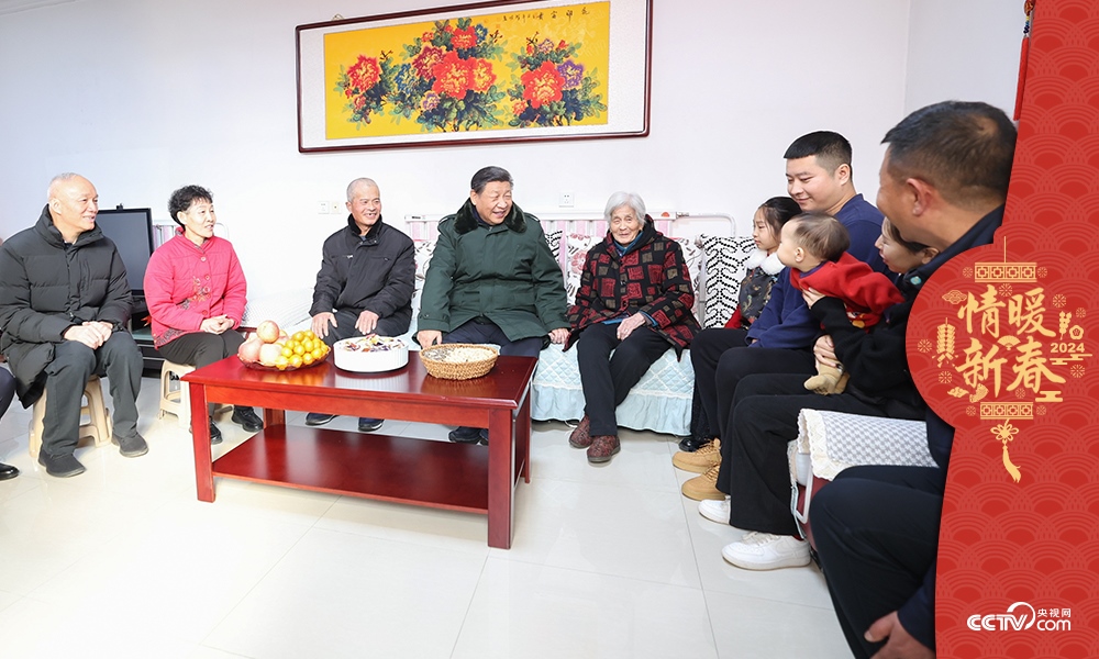 2024年2月1日，習(xí)近平總書(shū)記在天津第六埠村考察時(shí)，同村民杜洪剛一家人親切拉家常。