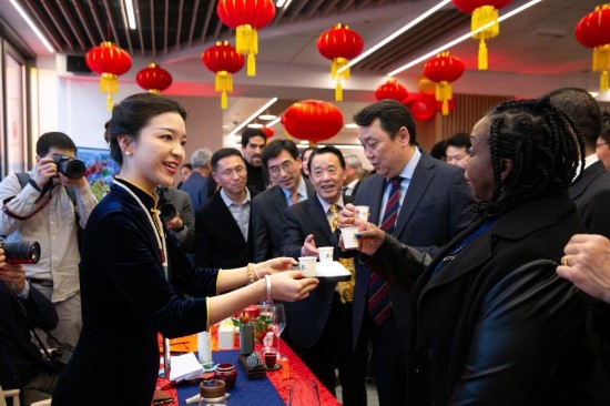 2月2日，人們在位于意大利羅馬的聯(lián)合國糧農(nóng)組織總部體驗中國茶藝。新華社記者李京攝