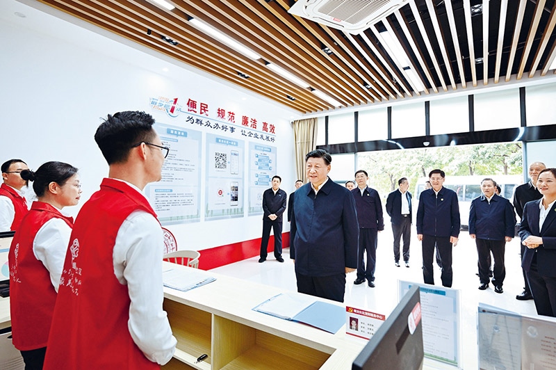 2023年12月14日至15日，中共中央總書記、國家主席、中央軍委主席習近平在廣西考察。這是14日上午，習近平在南寧市良慶區(qū)蟠龍社區(qū)黨群服務中心考察。 新華社記者 燕雁/攝