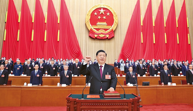 2023年3月10日，十四屆全國人大一次會議在北京人民大會堂舉行第三次全體會議。習近平全票當選中華人民共和國主席、中華人民共和國中央軍事委員會主席。這是習近平進行憲法宣誓。 新華社記者 鞠鵬/攝